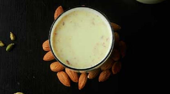 बादाम का दूध - Kesar Badam Milk Recipe