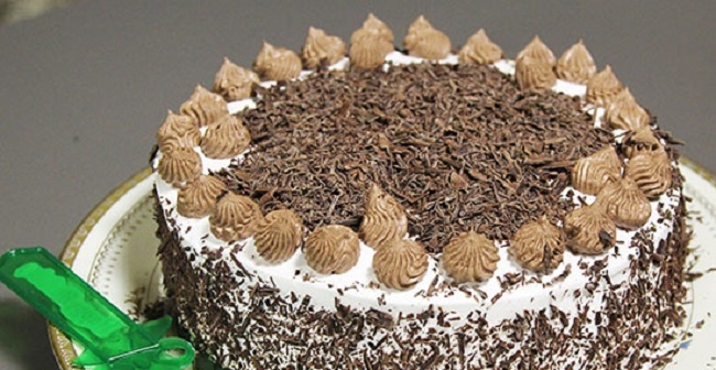 ब्लैक फोरेस्ट केक - Eggless Black Forest Cake Recipe