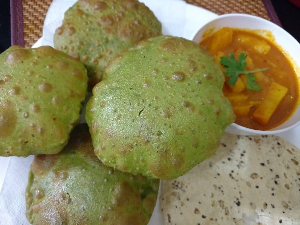 Palak Poori Besan Wali - Spinach Masala Poori Recipe