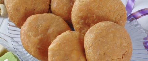 मीठी कचौरी - Sweet Kachori Recipe