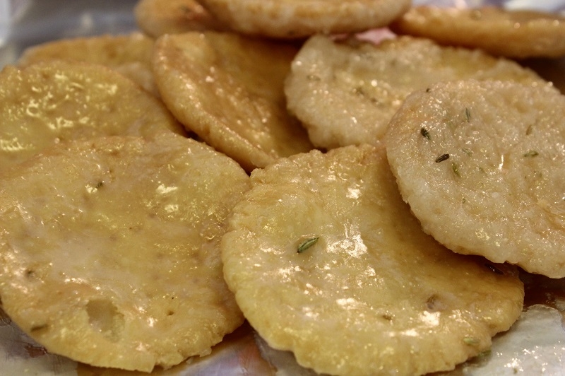 मीठी मठरी - Meethi Mathri Recipe