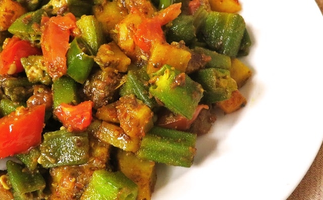भिन्डी टमाटर सब्जी - Tomato Bhindi Sabzi Recipe - Okra with Tomatoes Recipe